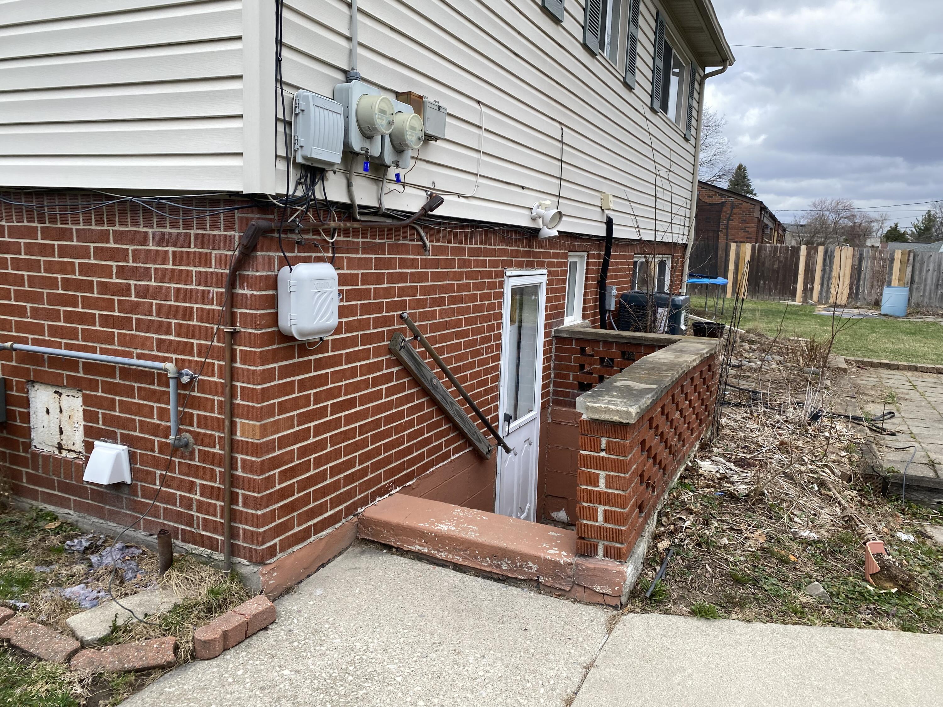 8129 Clippert Street Taylor, MI 48180 - Photo 4 of 23 IMG_1697