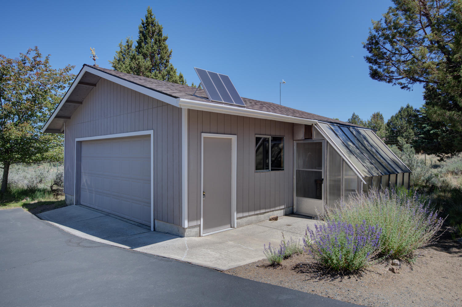 22052 Banff Drive Bend, OR 97702 - Photo 30 of 31 30_shop