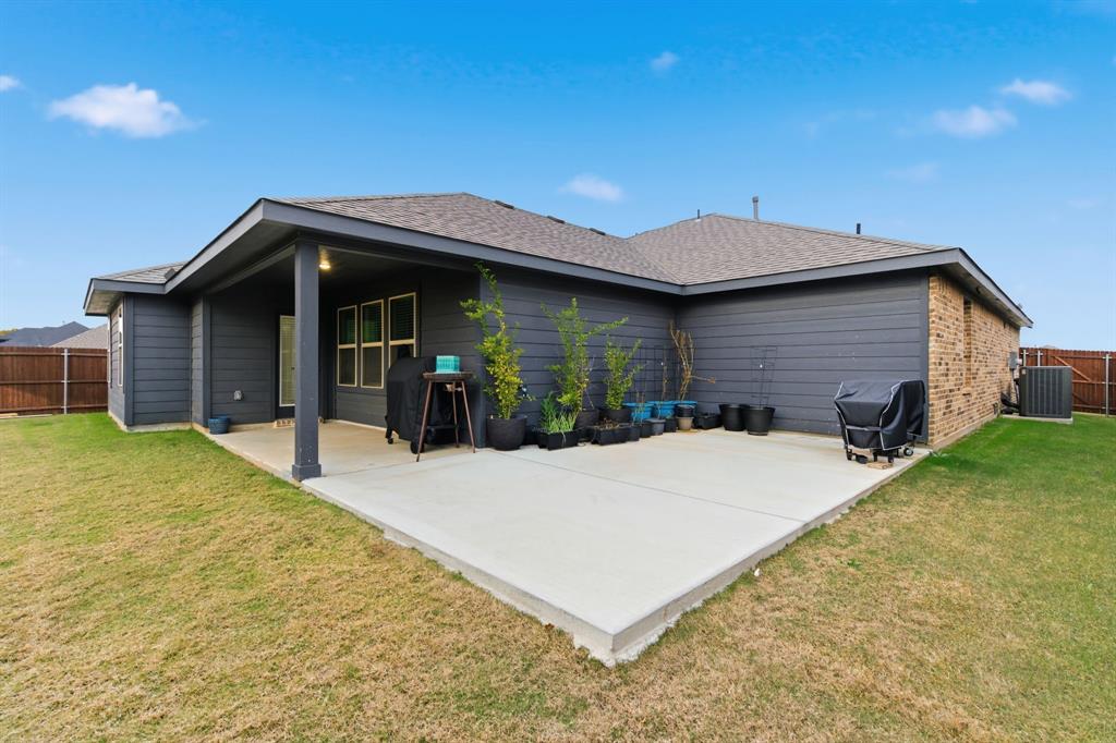 437 Falcon Way Azle, TX 76020 - Photo 33 of 40
