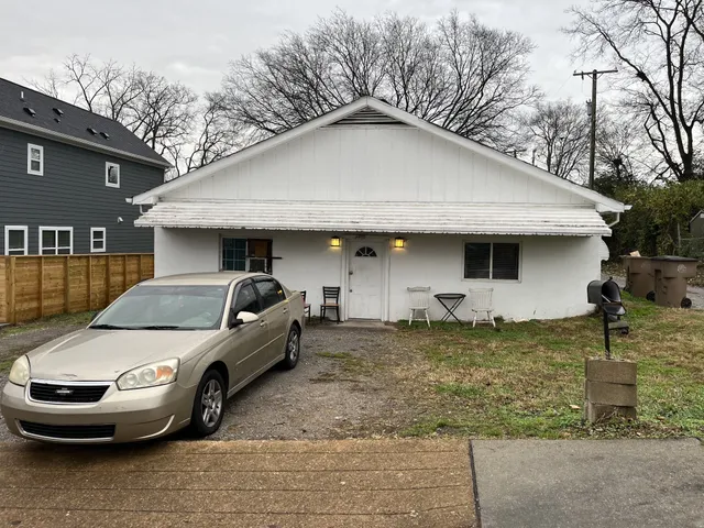 a view of a yard with plants