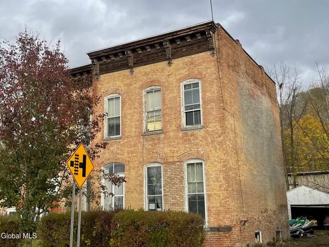 $174,900 | 69 South Main Street, Castleton-on-Hudson, NY 12033