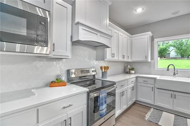 $649,950 | 6118 Lewis Drive, Shawnee, KS 66226