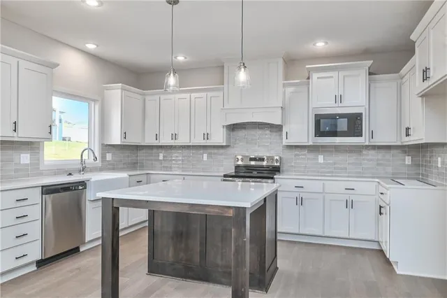 $649,950 | 6118 Lewis Drive, Shawnee, KS 66226