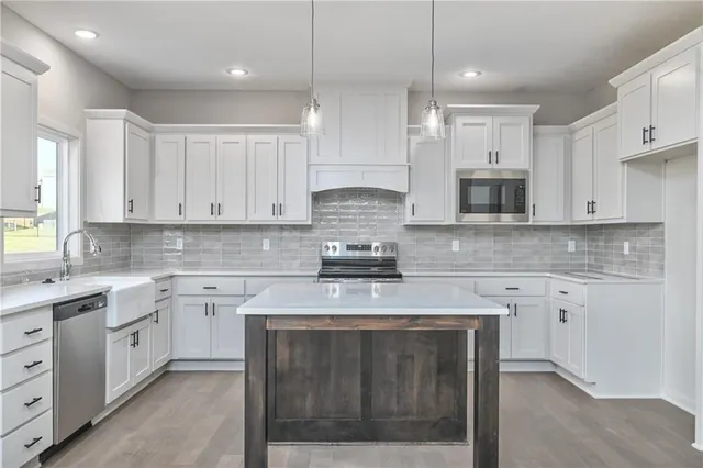 $649,950 | 6118 Lewis Drive, Shawnee, KS 66226