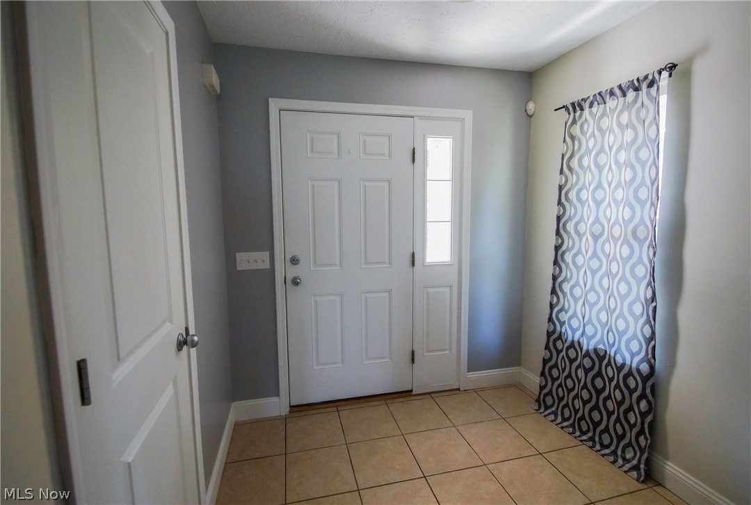 38757 Adkins Road Willoughby, OH 44094 - Photo 2 of 22 Foyer View