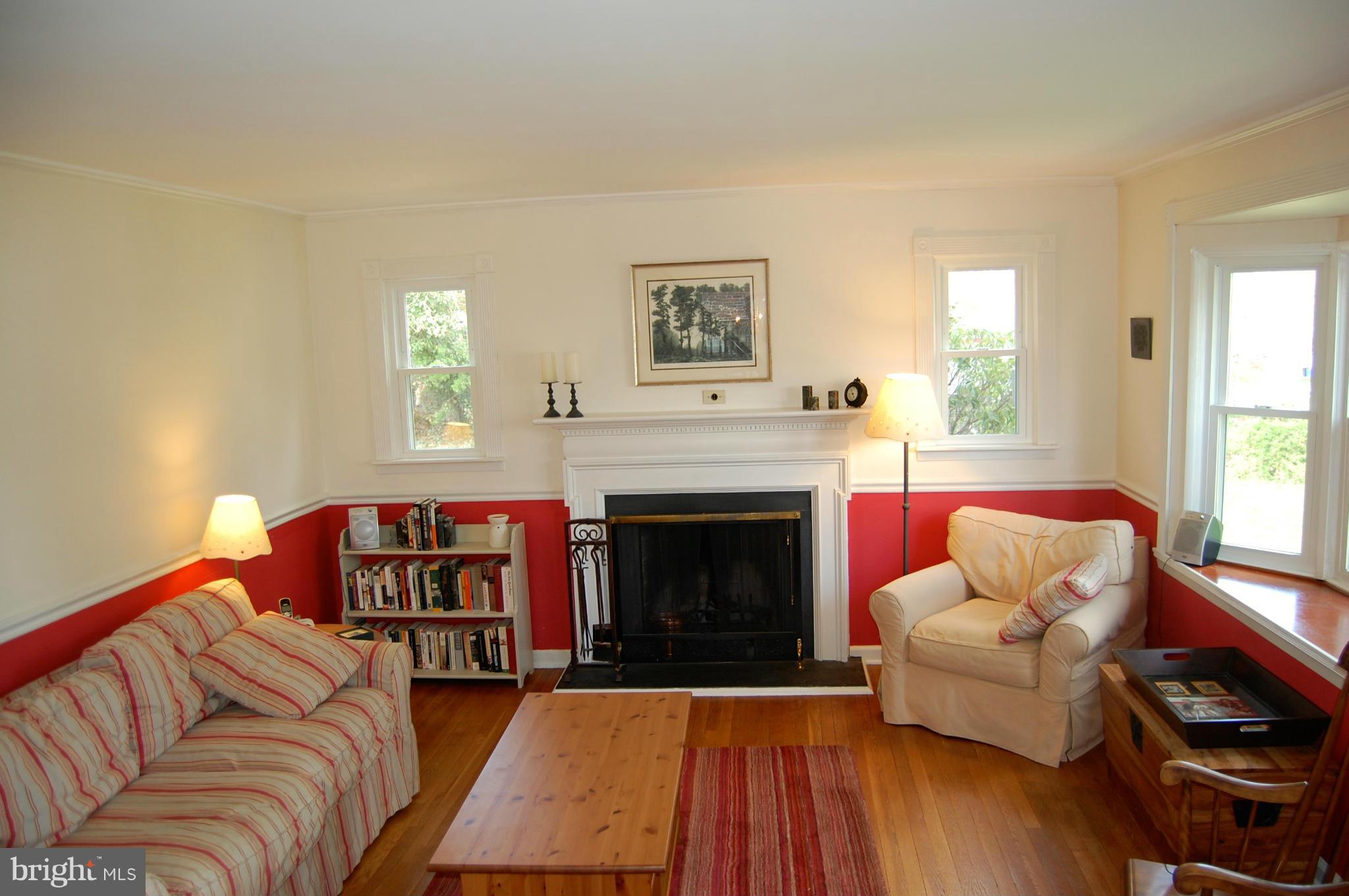 6510 Old Orchard Road Baltimore, MD 21239 - Photo 4 of 29 Living Room