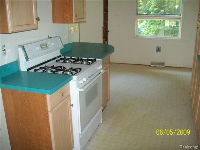 4095 Mapleleaf Road Waterford, MI 48328 - Photo 4 of 8 kitchen