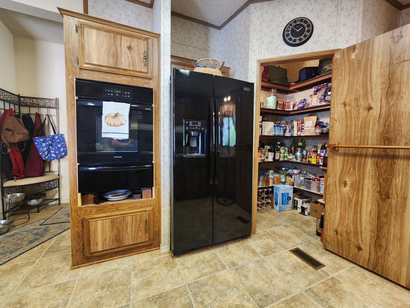 340 South Washington Street Independence, CA 93526 - Photo 13 of 18 a view of walk in closet