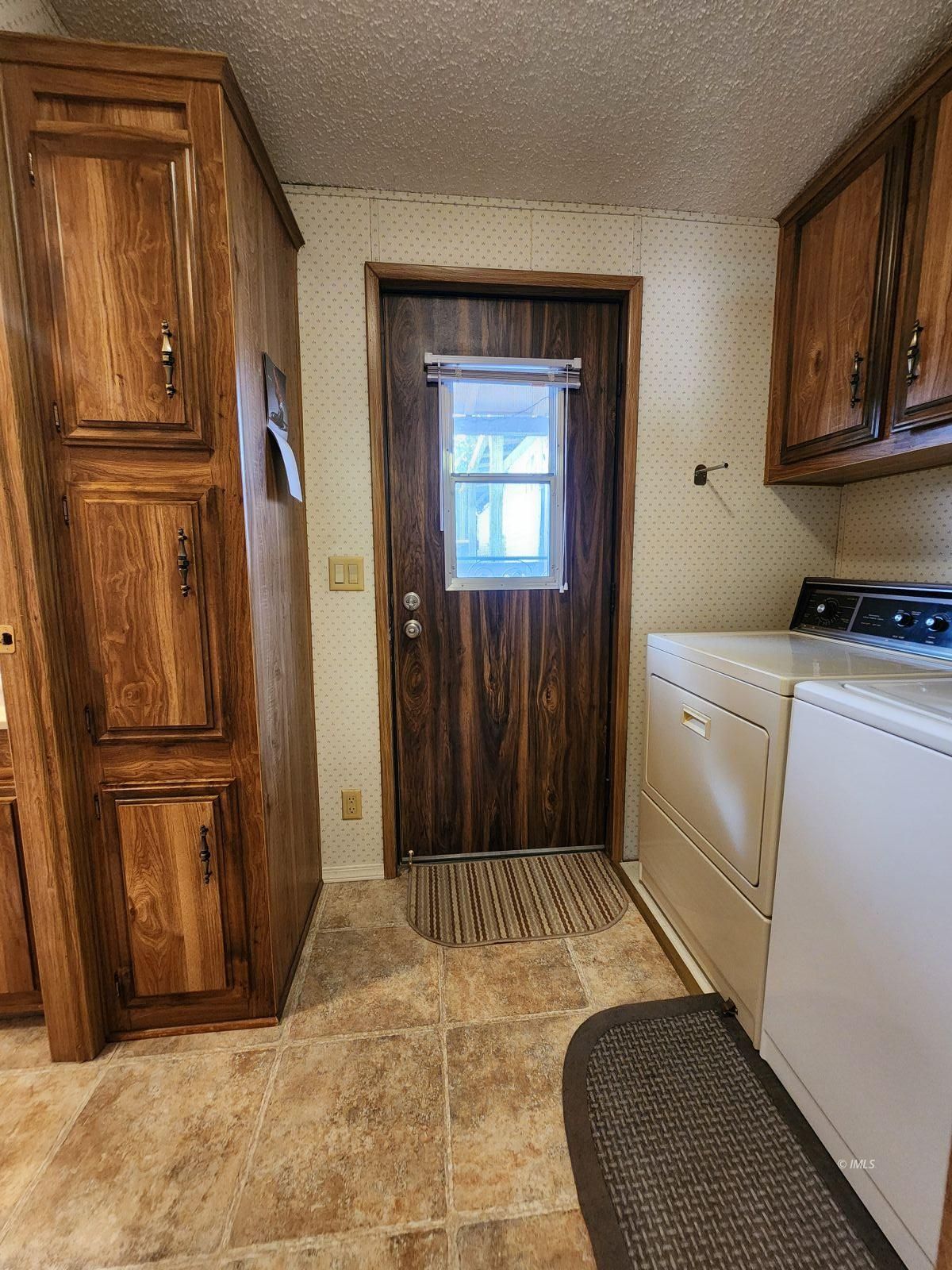 340 South Washington Street Independence, CA 93526 - Photo 14 of 18 a room with a couch and dresser