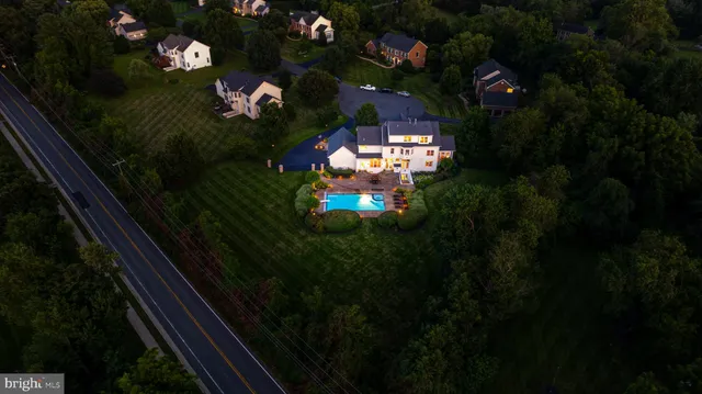 a view of a yard in front of the house