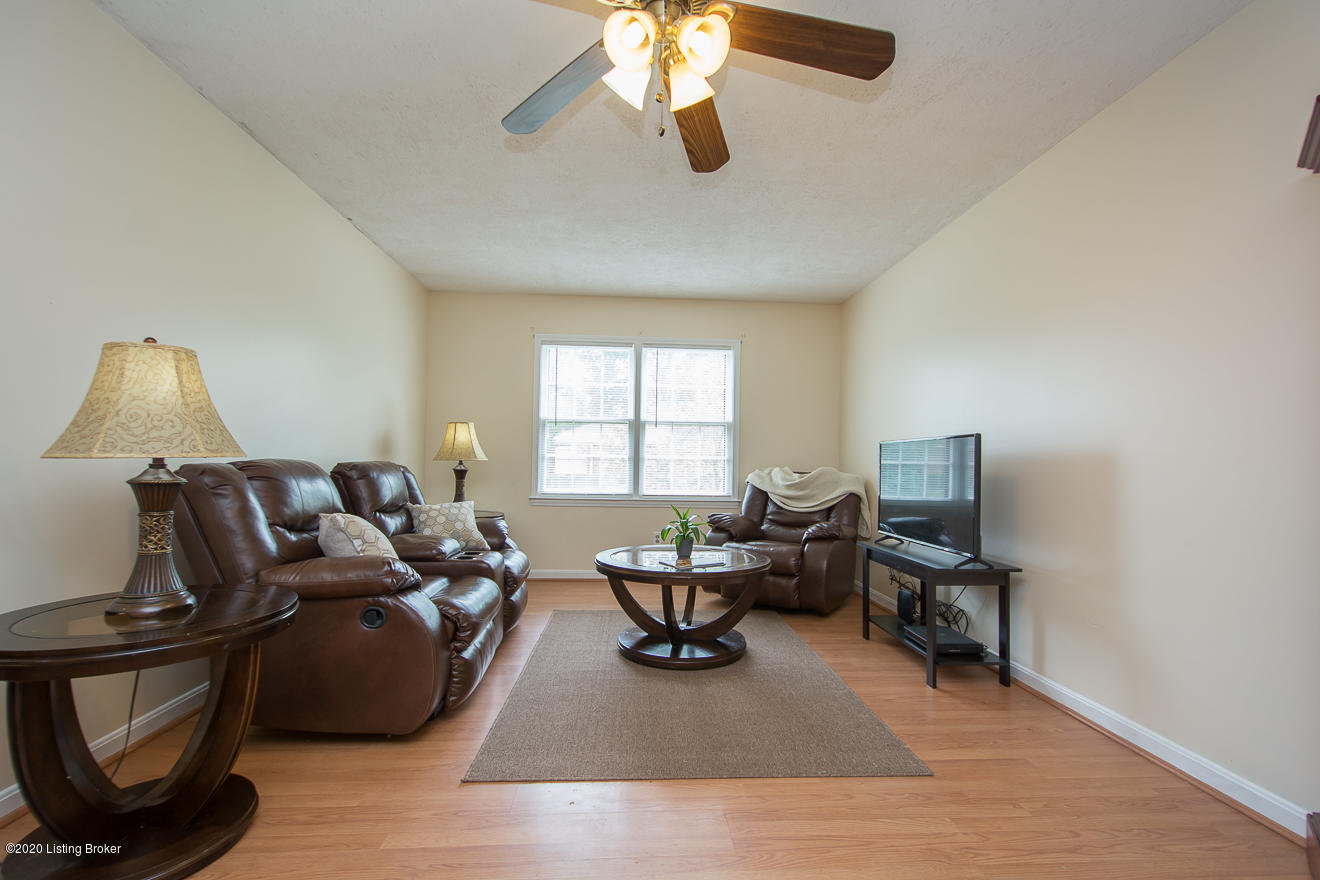 4527 Sandhill Road Louisville, KY 40219 - Photo 4 of 34 Living Room
