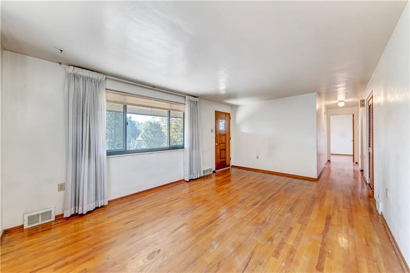 8 Summit Drive McKees Rocks, PA 15136 - Photo 3 of 23 Gallery Image 3