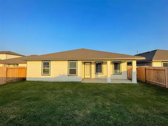 $2,300 | 7822 Golden Rubia Lane, Rosharon, TX 77583