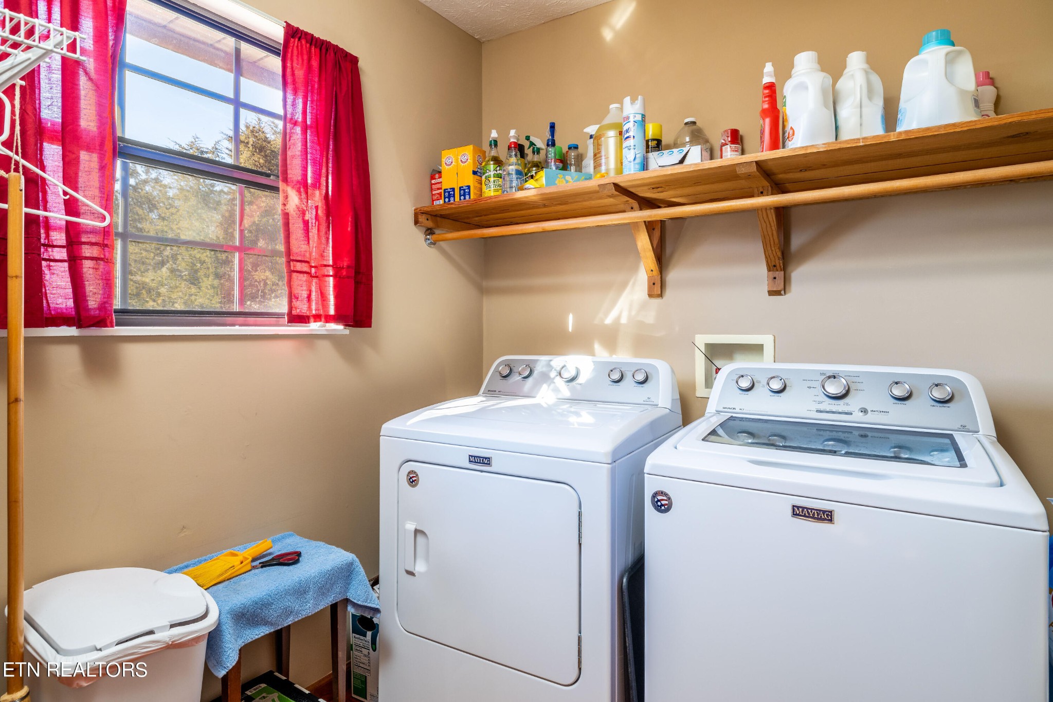 929 Robinson Gap Road Sevierville, TN 37876 - Photo 16 of 28 a utility room with dryer and washer