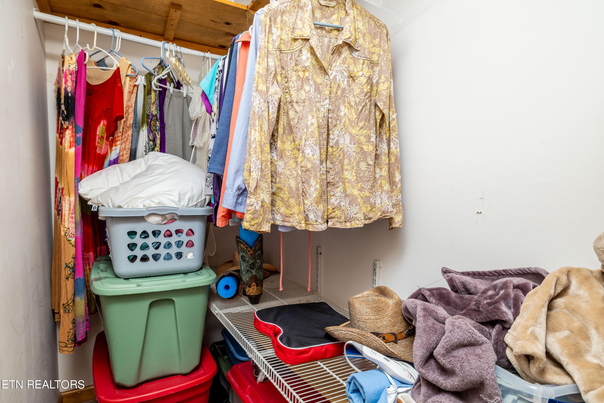 929 Robinson Gap Road Sevierville, TN 37876 - Photo 23 of 28 a room with lots of different colored cloths