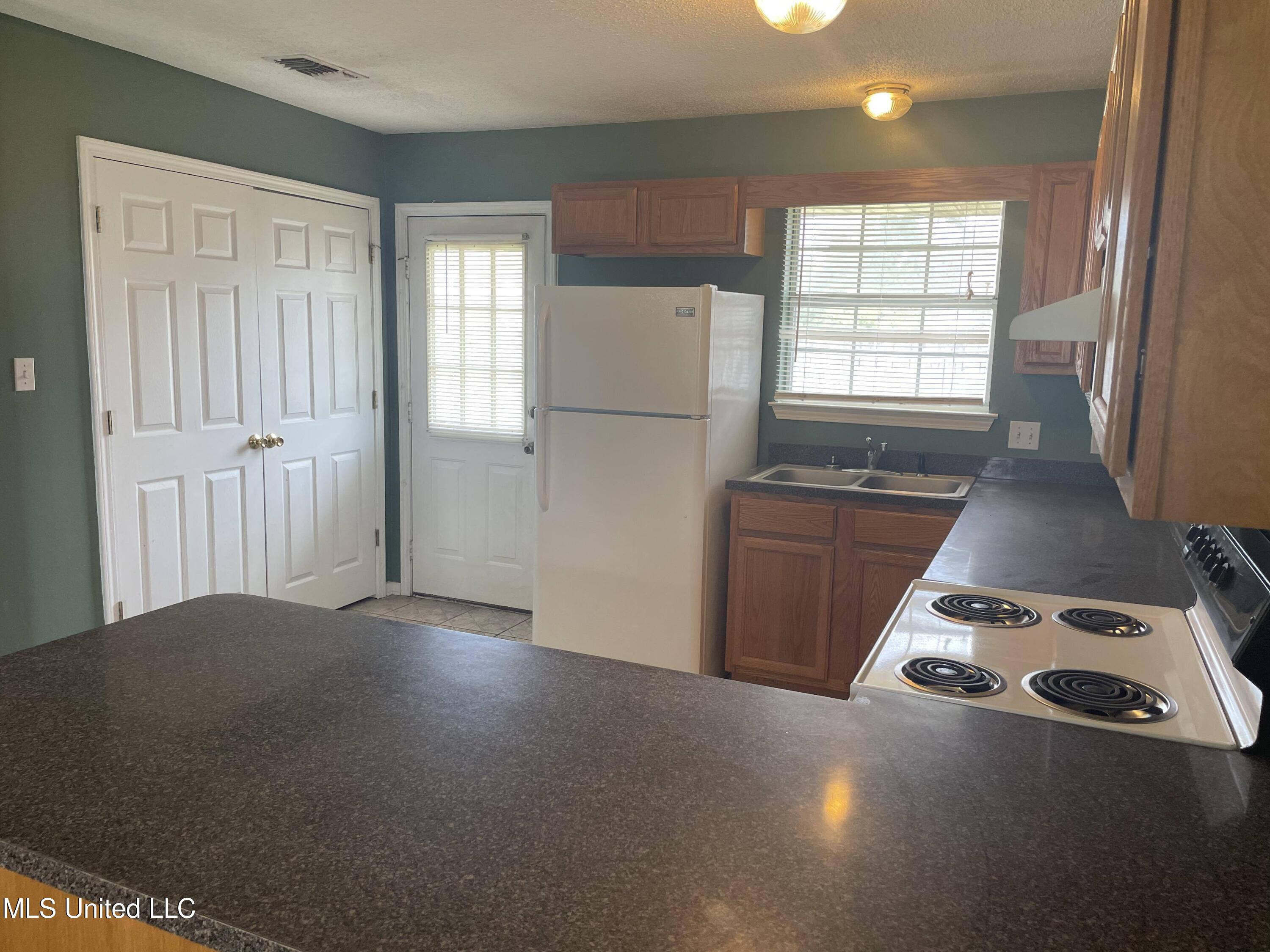 11315 Dye Road Gulfport, MS 39503 - Photo 11 of 28 Vacant Unit kitchen