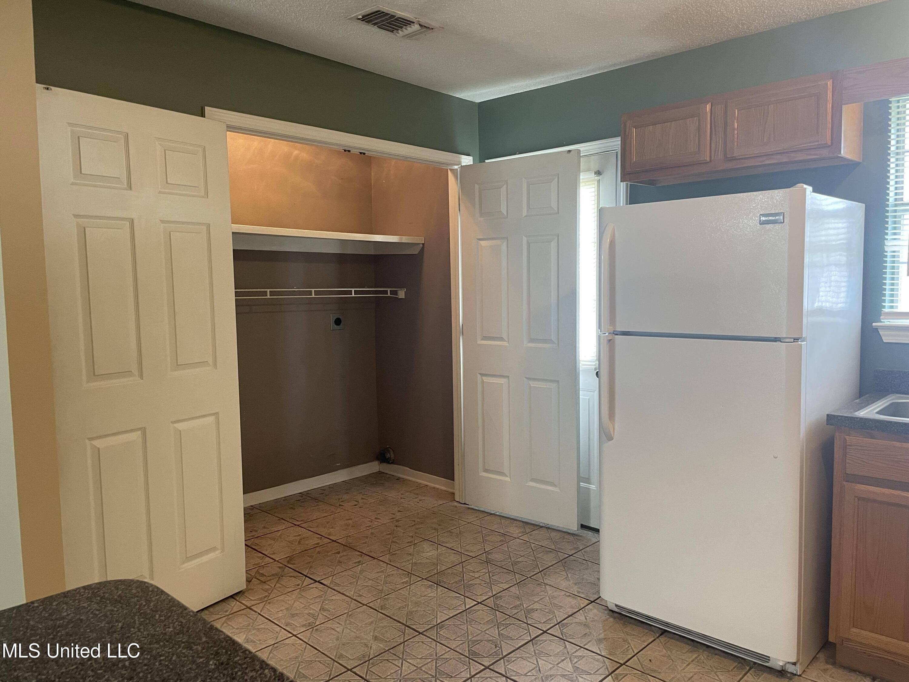 11315 Dye Road Gulfport, MS 39503 - Photo 12 of 28 Vacant Unit kitchen (w/laundry closet)