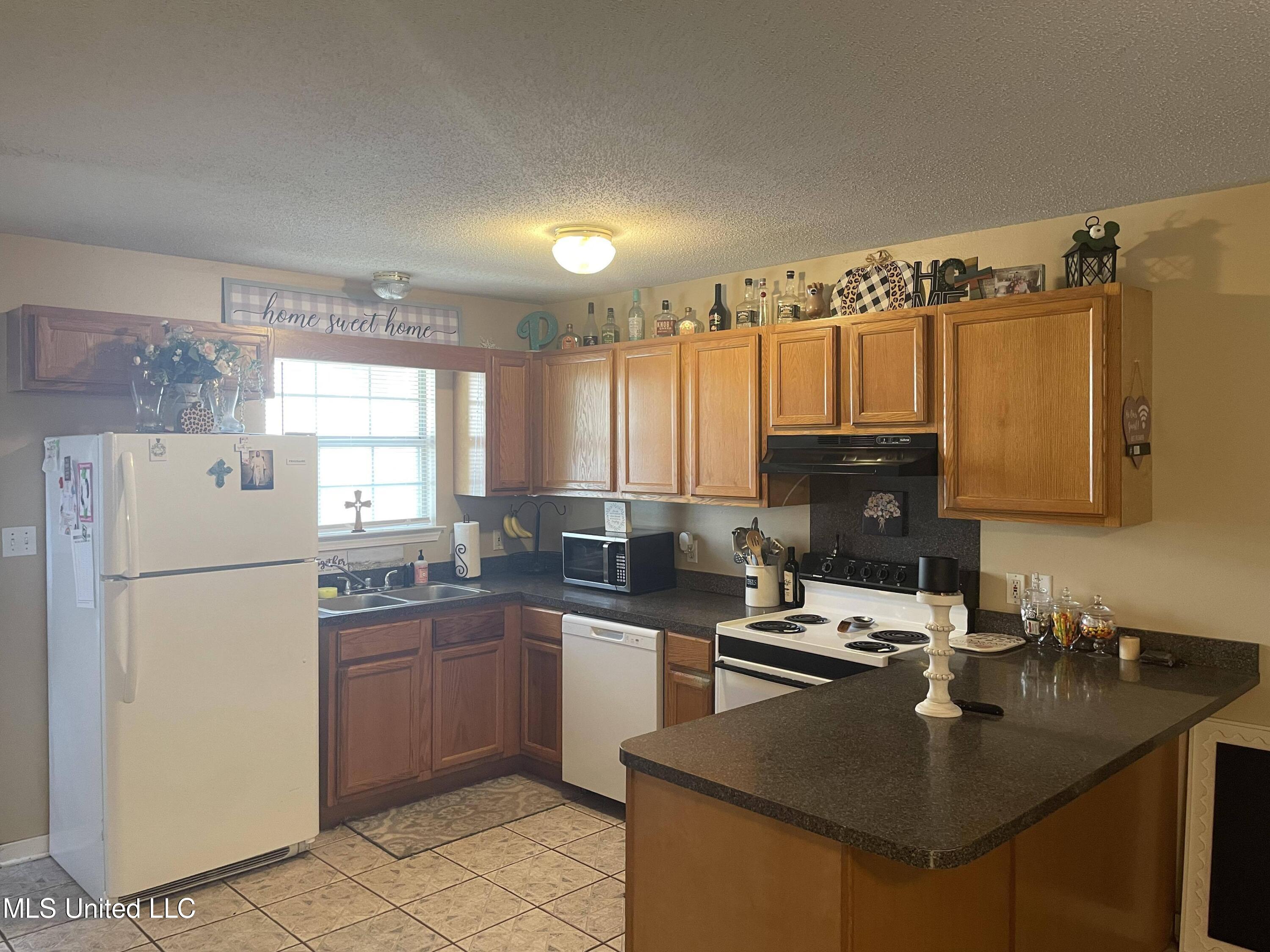 11315 Dye Road Gulfport, MS 39503 - Photo 25 of 28 Occupied Unit kitchen