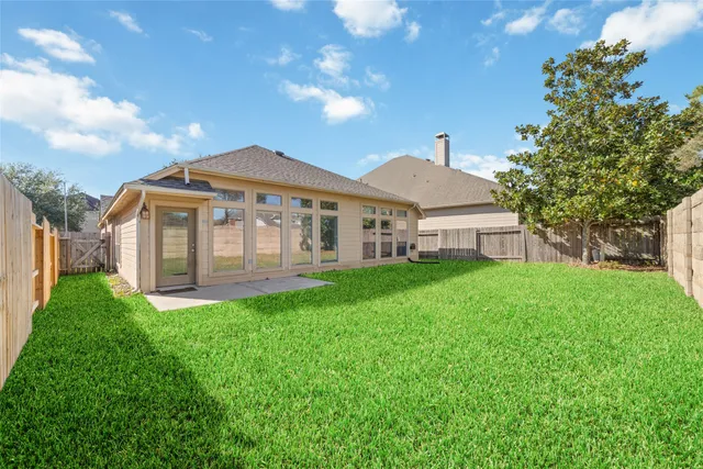 a view of a back yard