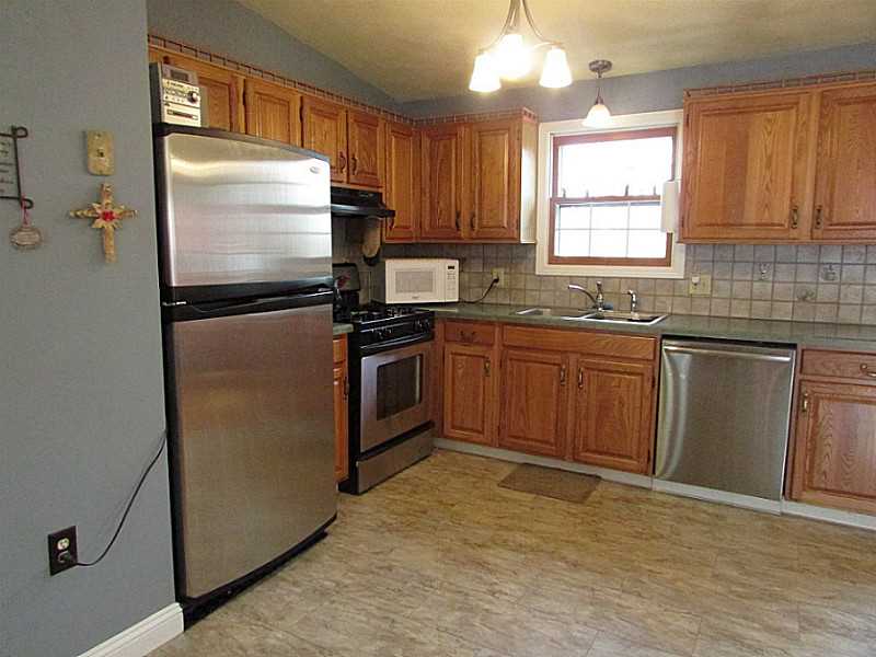 27 Beaver Road Barrington, RI 02806 - Photo 4 of 21 Kitchen.