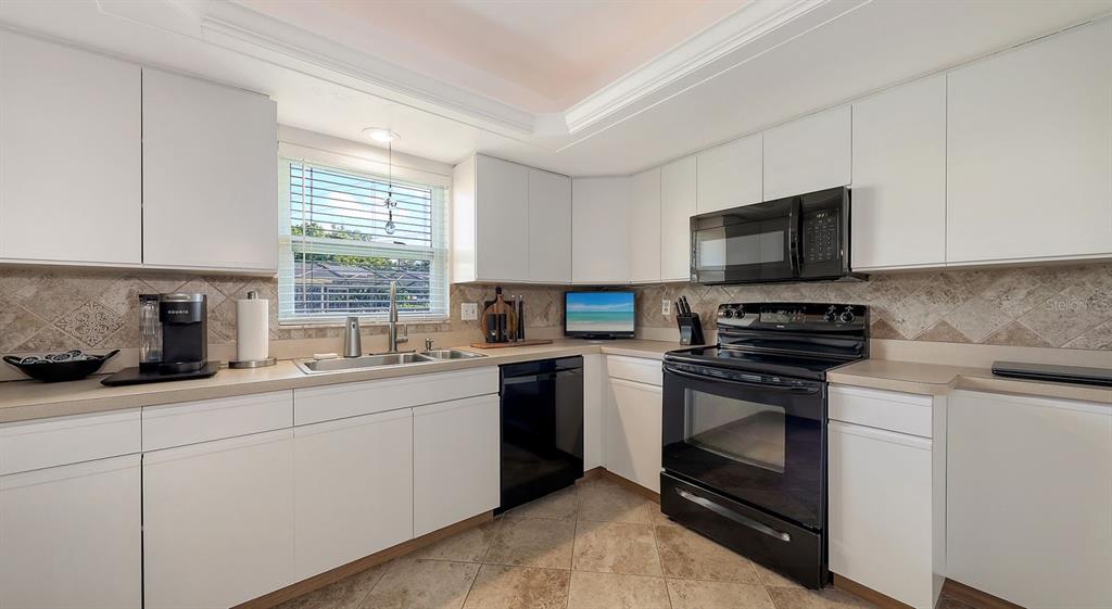 6717 Roxbury Drive Sarasota, FL 34231 - Photo 11 of 43