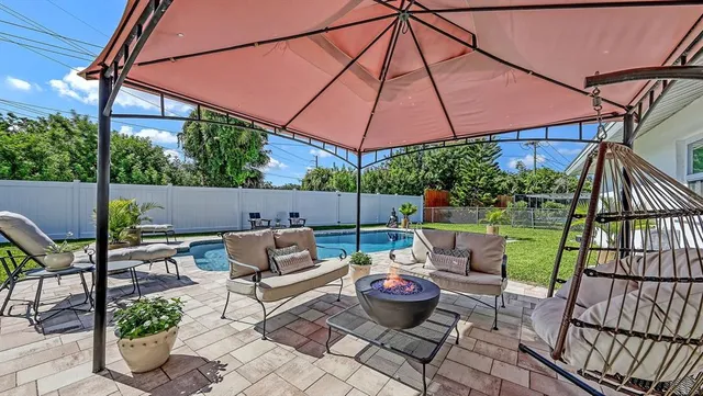 $3,900 | 6717 Roxbury Drive, Sarasota, FL 34231