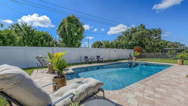 $3,900 | 6717 Roxbury Drive, Sarasota, FL 34231