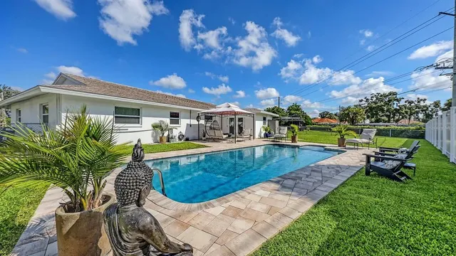 $3,900 | 6717 Roxbury Drive, Sarasota, FL 34231