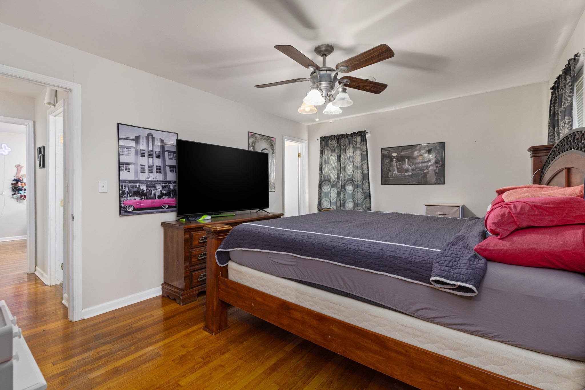 102 West 5th Street Iuka, MS 38852 - Photo 25 of 33 a living room with furniture and a flat screen tv