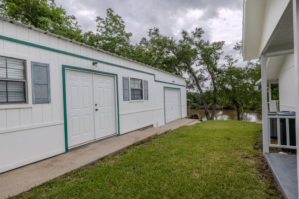483 Riverside Drive Palacios, TX 77465 - Photo 25 of 41 a backyard of a house with lots of green space