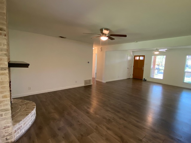 900 Riddlewood Drive Austin, TX 78753 - Photo 5 of 26 Living Room
