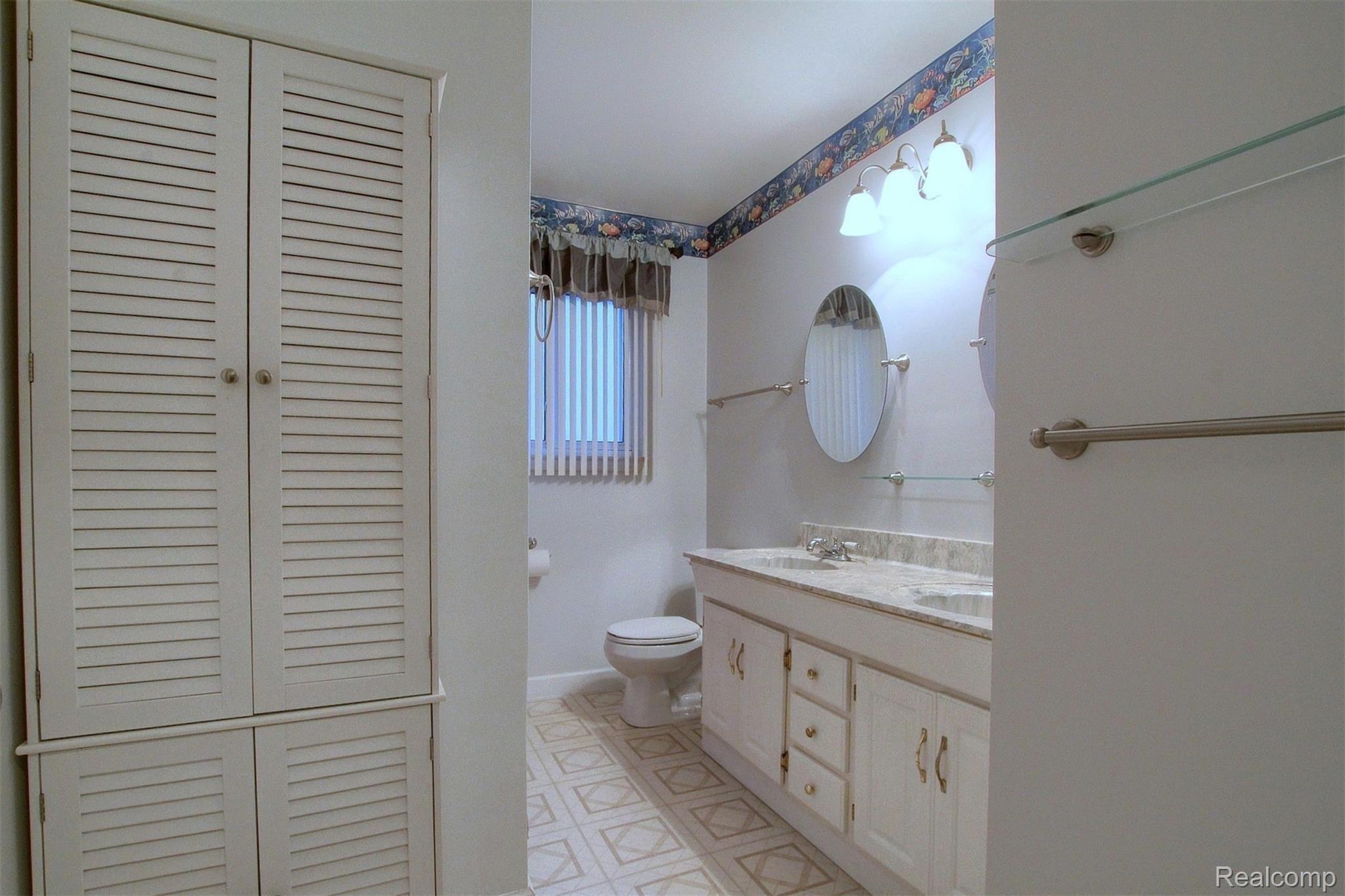 25076 Reeck Road Trenton, MI 48183 - Photo 17 of 26 17-Bathroom.jpg