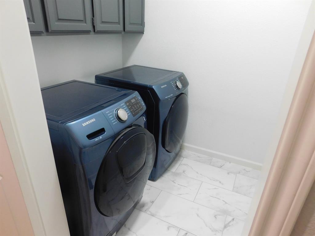 622 Crowley Road Arlington, TX 76012 - Photo 21 of 38 a utility room with dryer and washer