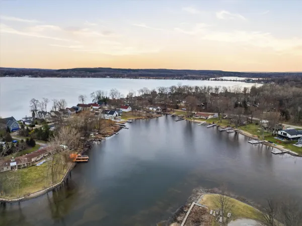 $874,500 | 11542 Lancelot Lane, Pinckney, MI 48169