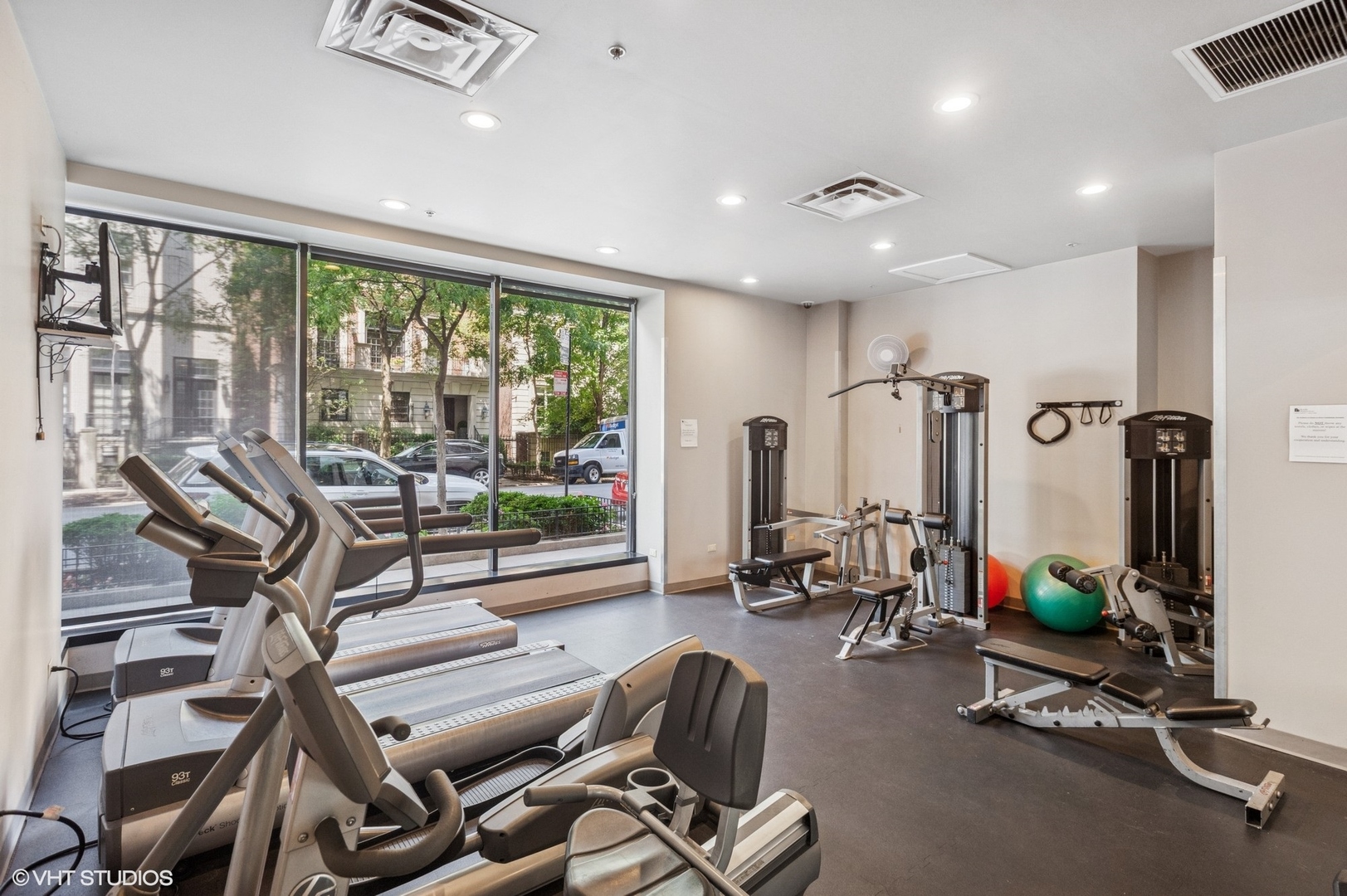 451 West Huron Street, Unit 910 Chicago, IL 60654 - Photo 26 of 27 a view of a room with gym equipment