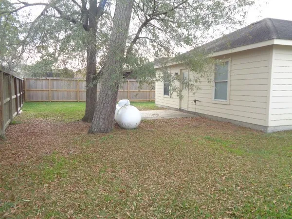 a view of a backyard