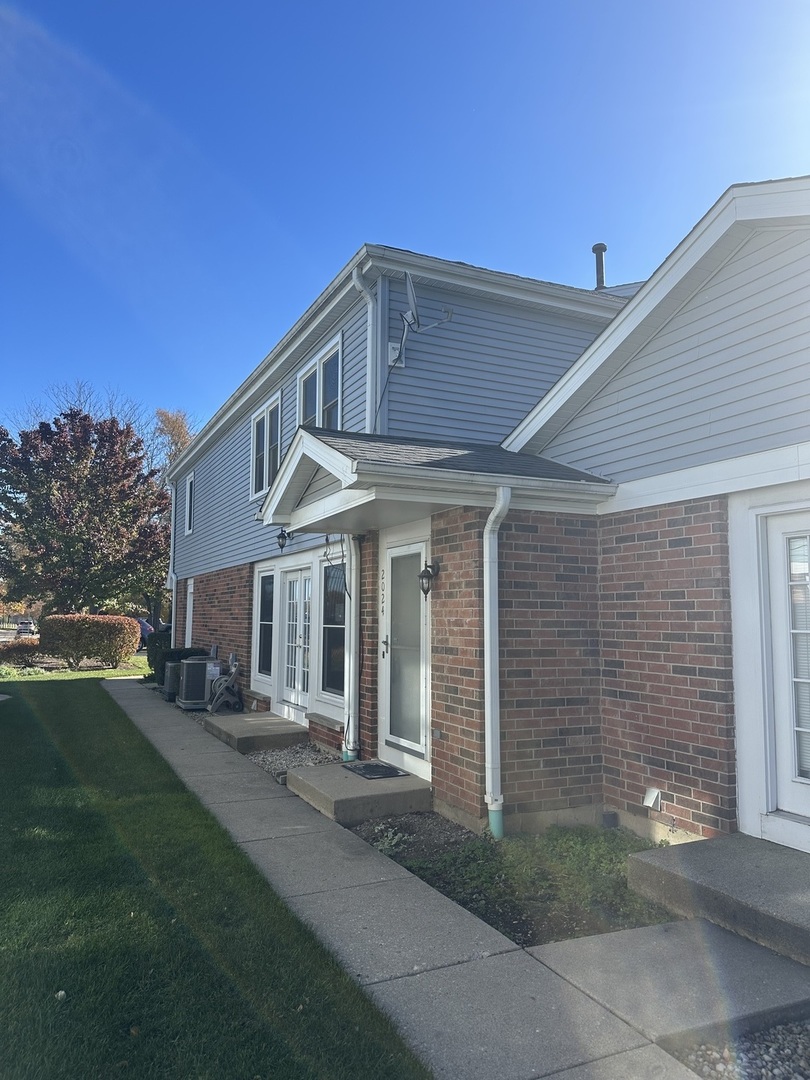 2024 North Old Hicks Road, Unit B6 Palatine, IL 60074 - Photo 1 of 17