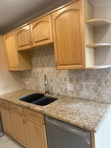 $277,700 | 2024 North Old Hicks Road, Unit B6, Palatine, IL 60074