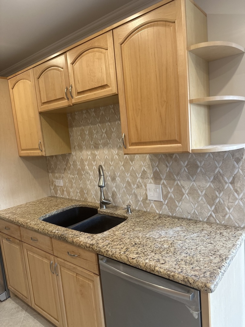 2024 North Old Hicks Road, Unit B6 Palatine, IL 60074 - Photo 7 of 17