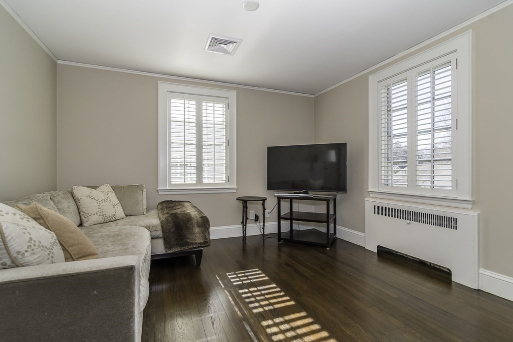 10 Winthrop Road Wellesley, MA 02482 - Photo 4 of 27