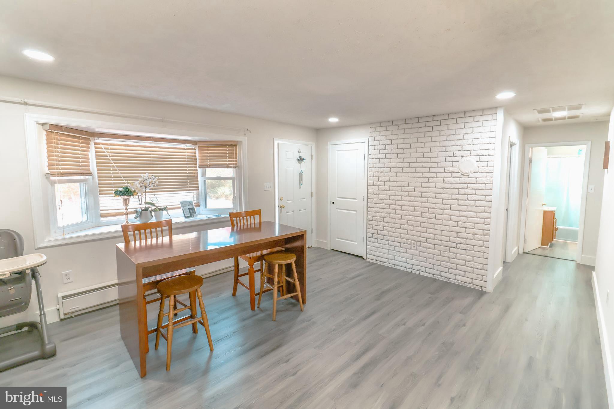 MAIN ENTRY & LIVING SPACE