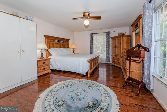 a bedroom with bed and a mirror