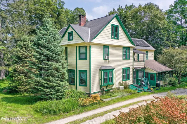 a view of a yard in front of house
