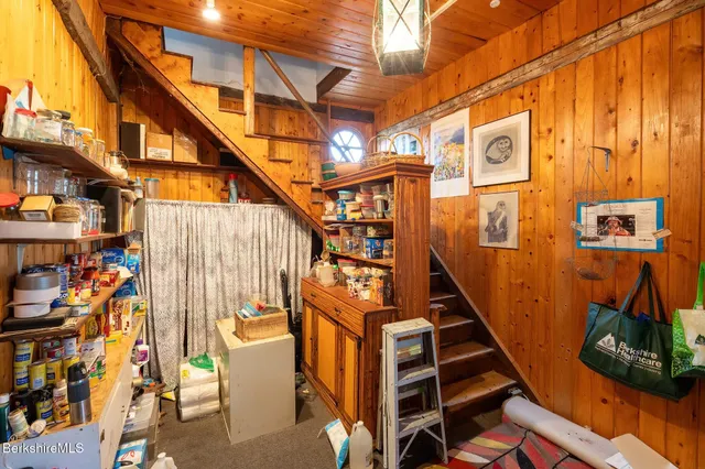 a view of entryway with a front door