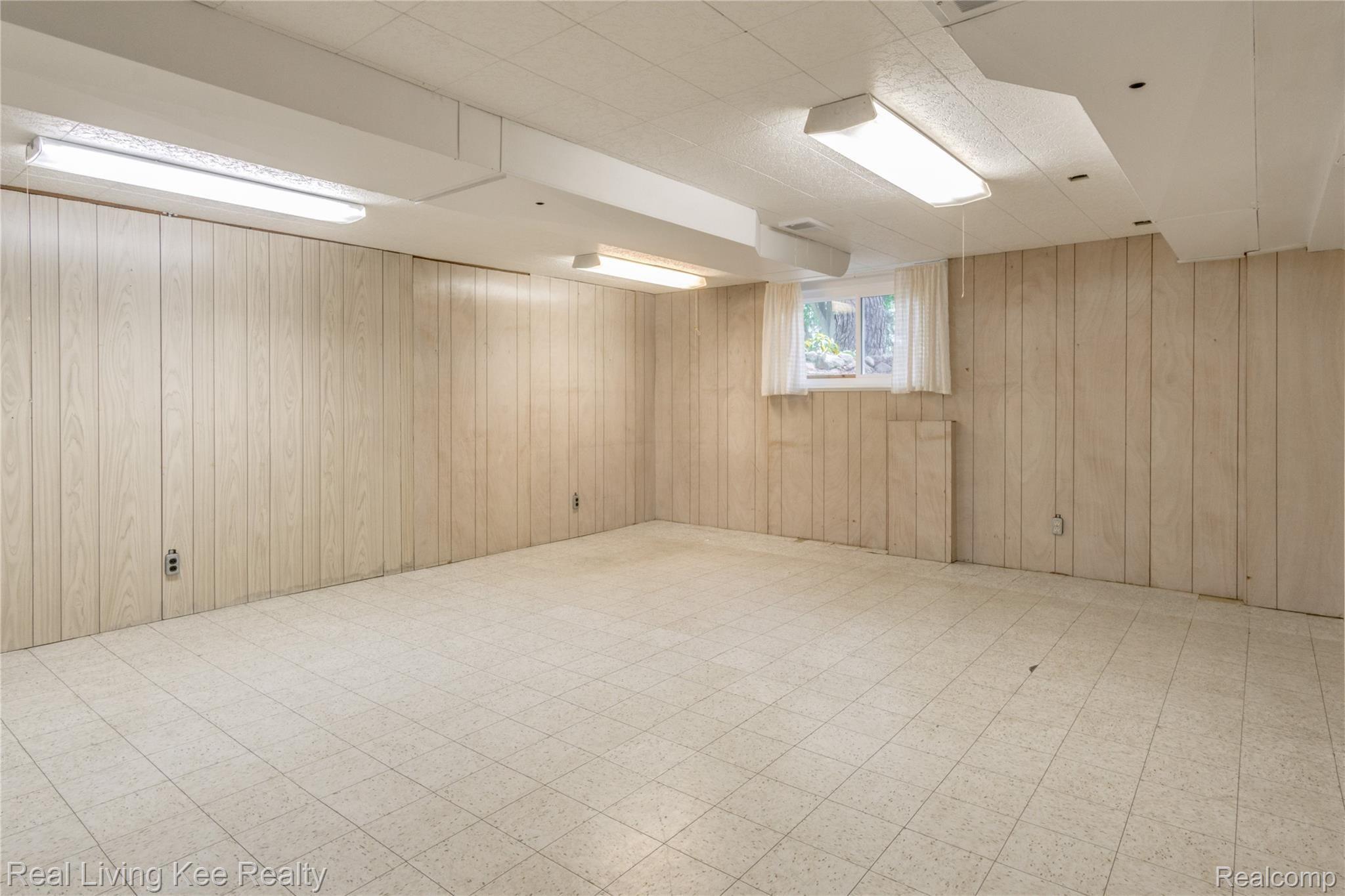 2361 Oklahoma Avenue Rochester, MI 48309 - Photo 36 of 45 Interiors 24.jpg