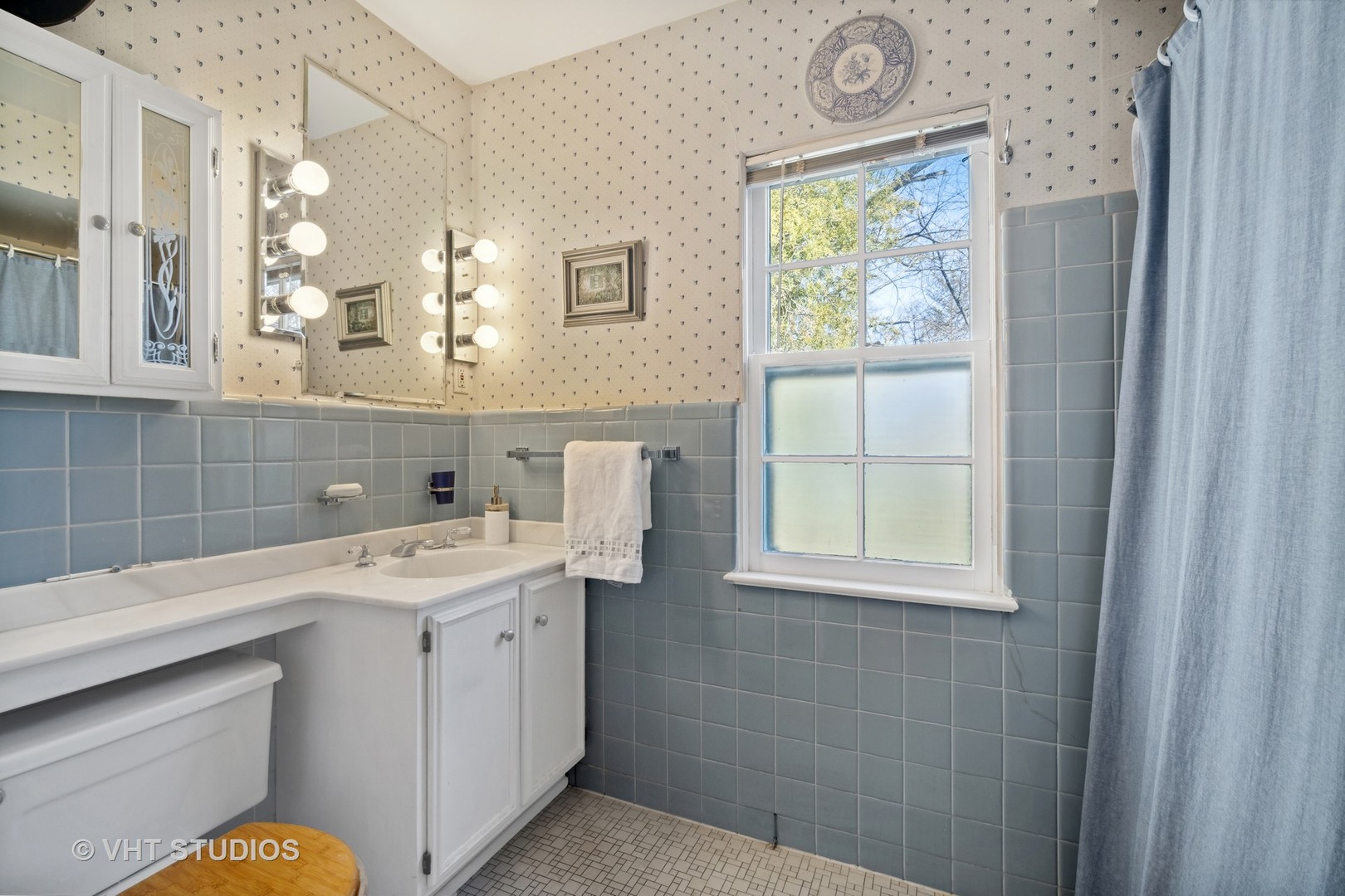 2009 Sunset Ridge Road Glenview, IL 60025 - Photo 18 of 25 a bathroom with a sink a vanity and a mirror