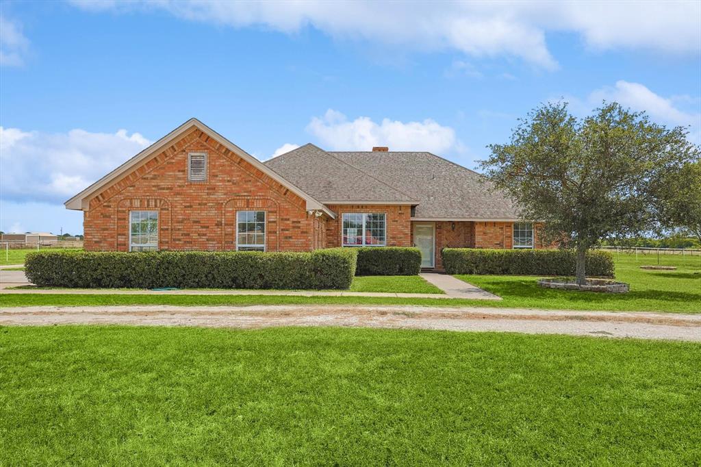 View of front of house featuring a front lawn