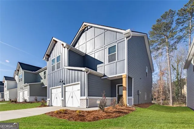 a view of a house with a yard