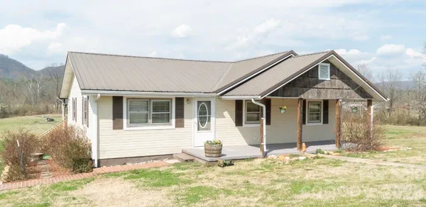 a view of a yard in front of a house