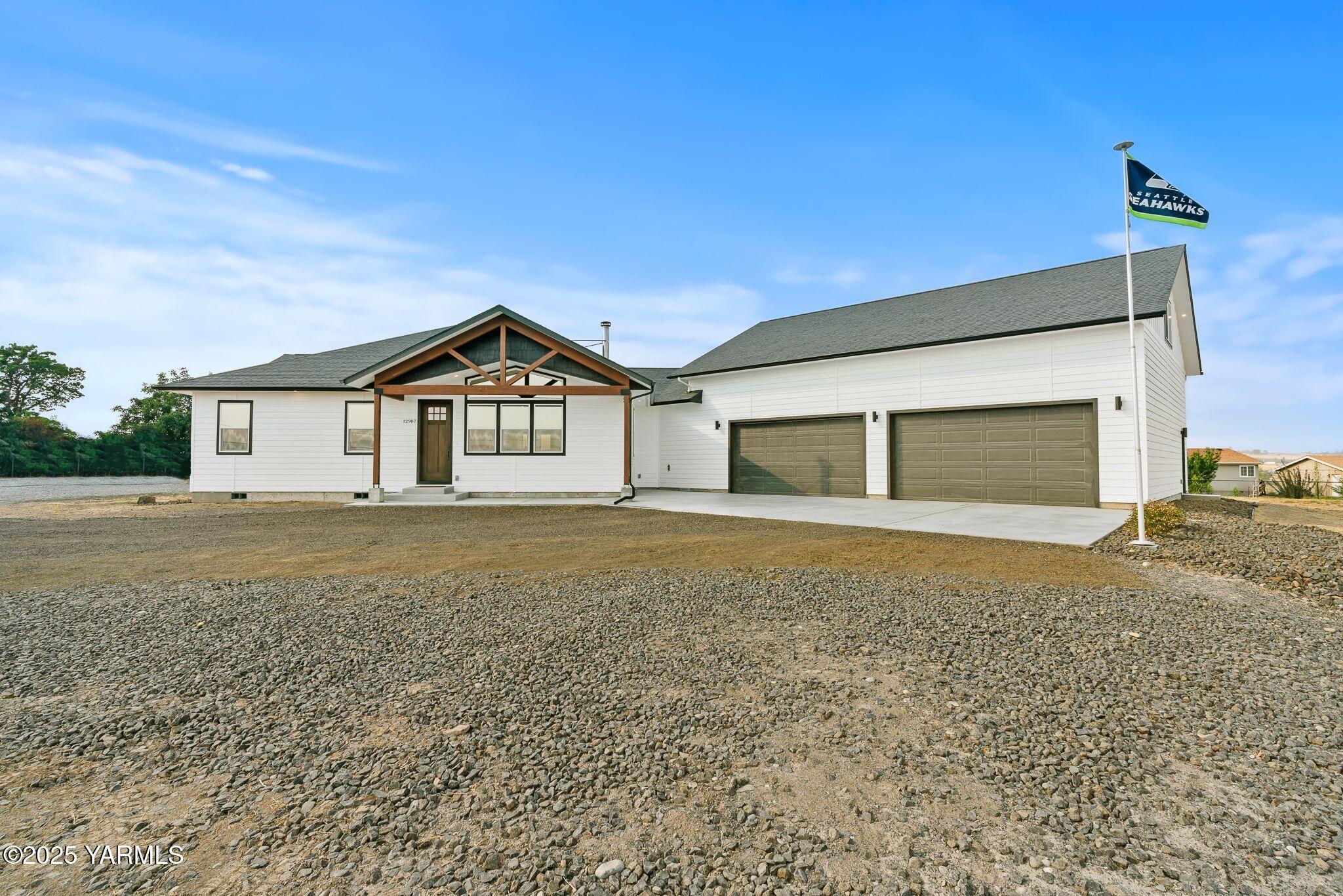 12907 Douglas Road Yakima, WA 98908 - Photo 1 of 44 a front view of a house with a garden